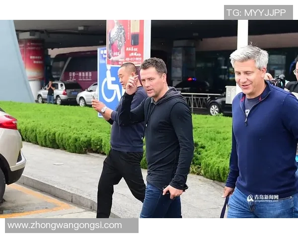 国外足球明星街头踢球引发热潮球迷纷纷围观共同感受足球魅力